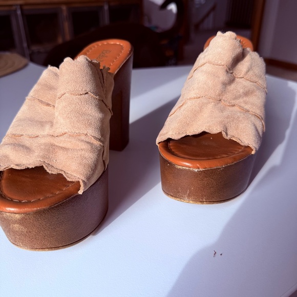 Bella Marie Taupe Suede Quilted Platform Mules - Size 7.5 - Picture 4 of 10